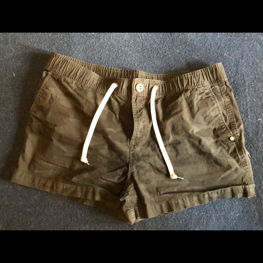 Vuori women’s large ripstop shorts, black camo